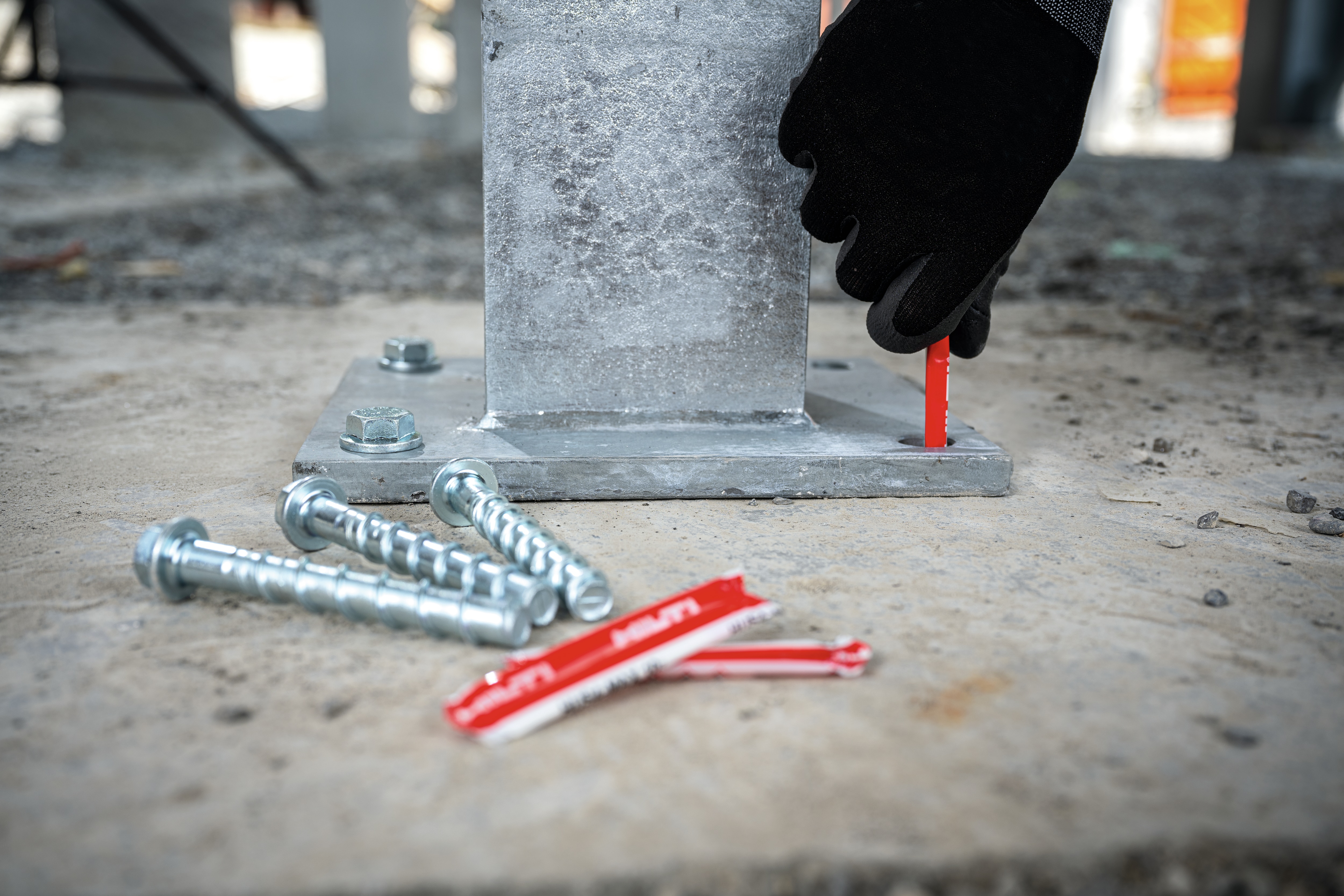 injection de résine HUS4-MAX dans un trou de platine dans le béton