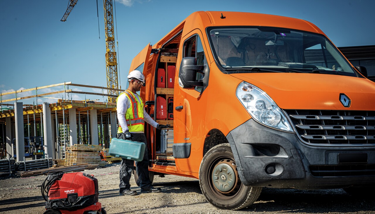 Un ouvrier sur un chantier, à côté de son camion.