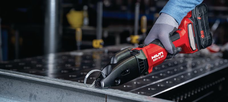 Cisaille sans fil SSH 6-22 pour métal Cisaille à double coupe sans fil pour découpes rapides dans la tôle et les profilés jusqu'à 2,5 mm│calibre 12, avec disques Hilti SSH CS incluses (plateforme de batteries Nuron) Applications 1