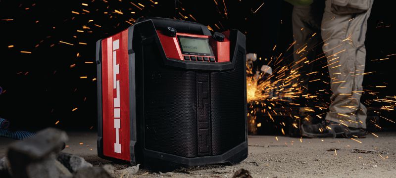 Radio de chantier R 6-22 Radio de chantier portable alimentée par batterie avec jusqu'à 22 heures de lecture par charge et une durabilité accrue pour l'utilisation sur les chantiers de construction (plateforme de batteries Nuron) Applications 1