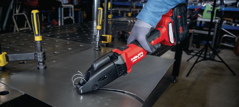 Cisaille sans fil SSH 6-22 pour métal Cisaille à double coupe sans fil pour découpes rapides dans la tôle et les profilés jusqu'à 2,5 mm│calibre 12, avec disques Hilti SSH CS incluses (plateforme de batteries Nuron) Applications 1